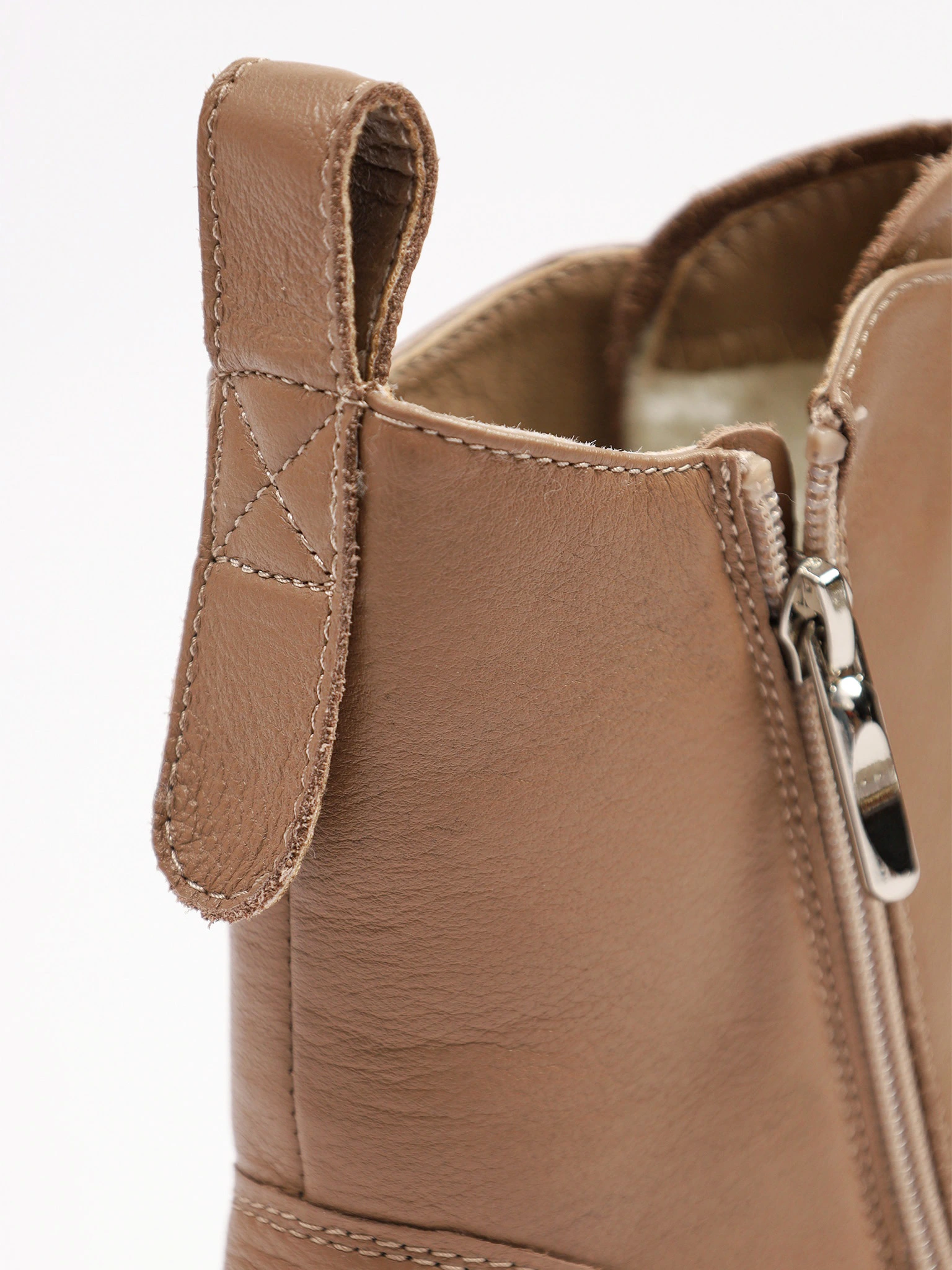 Ботинки бежевого цвета на среднем широком каблуке